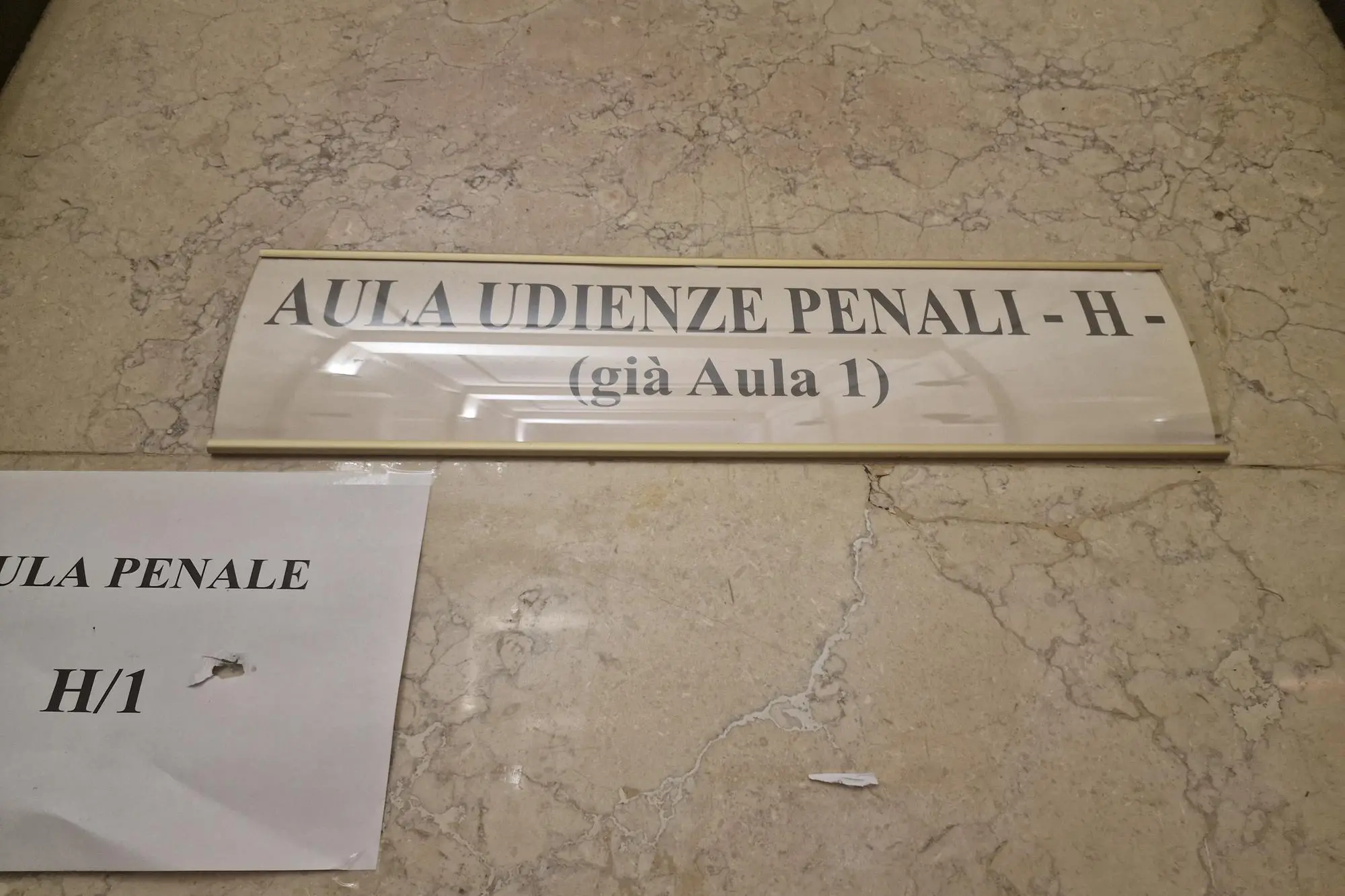L'ingresso dell'aula del tribunale di Sassari