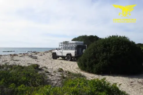 Fuoristrada in spiaggia (foto Corpo forestale)