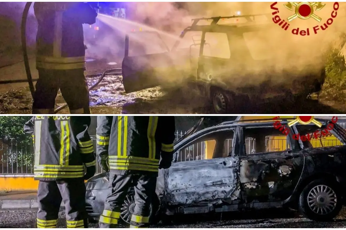 Le due auto in fiamme (foto vigili del fuoco)