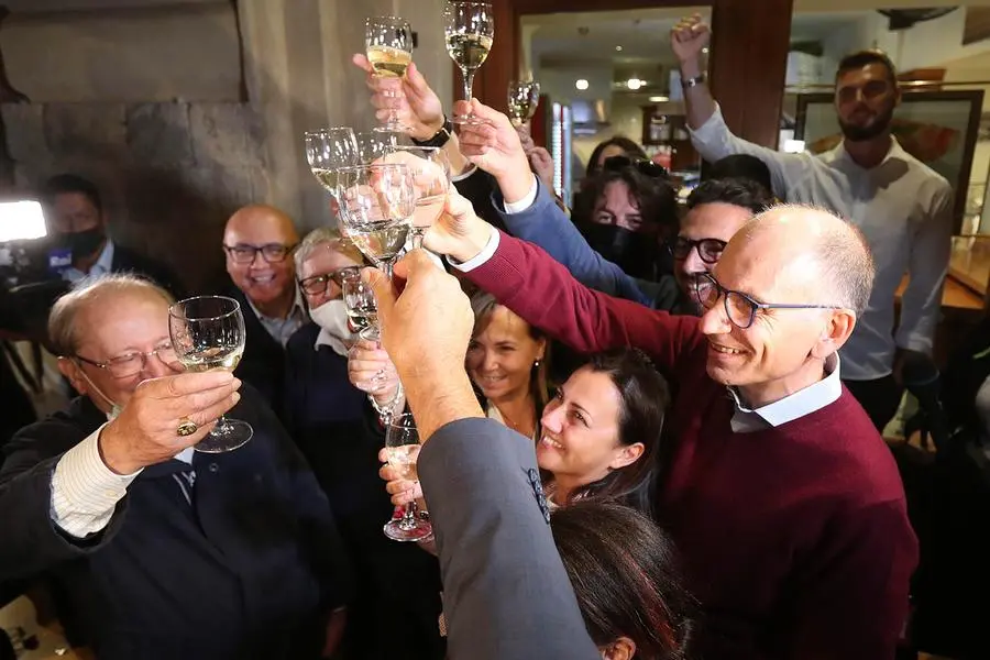 Enrico Letta festeggia la sua vittoria nel collegio di Siena (Ansa)
