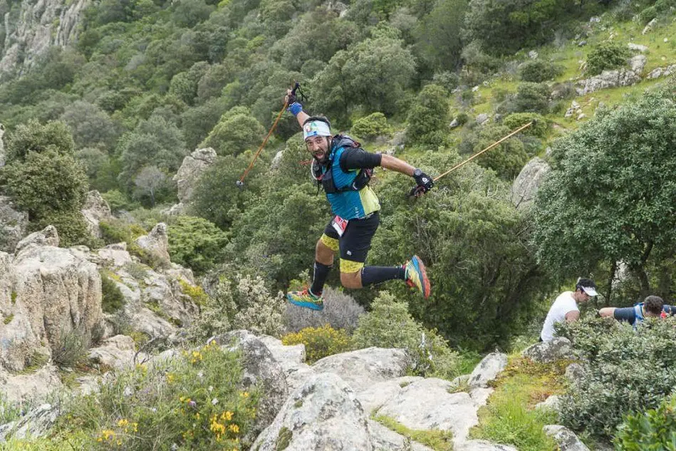 Un corridore salta sulle rocce lungo il percorso (foto Ettore Cavalli)