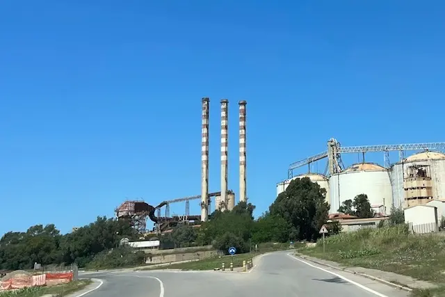 Le ciminiere dell'Eurallumina spente da anni (Foto Unione Sarda)