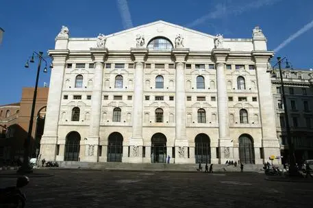 Il palazzo della Borsa di Milano (foto Ansa)