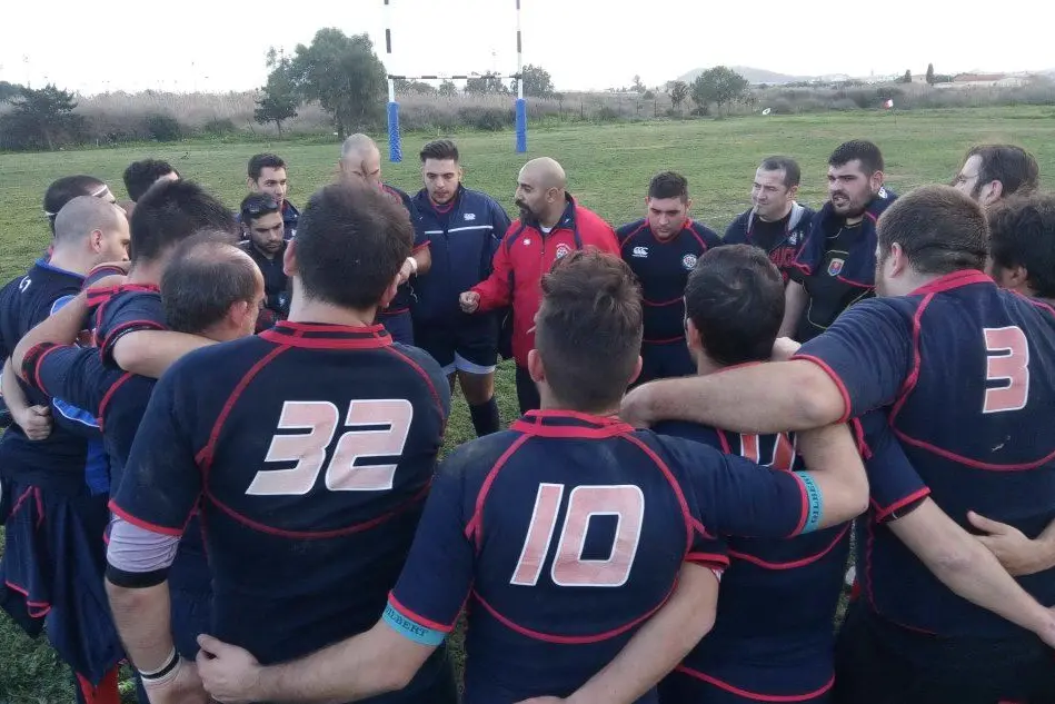 Debriefing dopo la partita per l'Union Rugby Cagliari: al centro Riccardo Palmieri