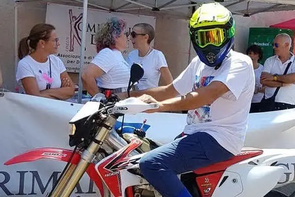 Alessandro Piscedda in sella alla sua Honda a Torregrande (foto L'Unione Sarda - Sanna)