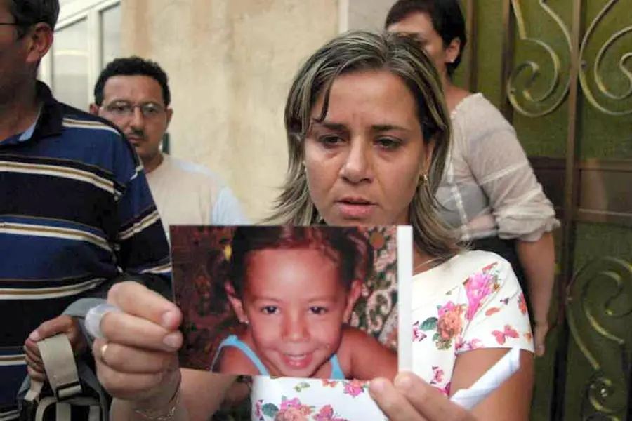 Piera Maggio, mamma della piccola Denise, con la foto della bimba scomparsa (Ansa)