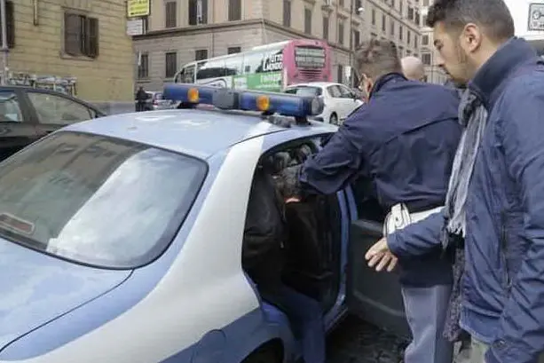 Via Giolitti: la Polizia porta via l'aggressore (foto Il Messaggero)