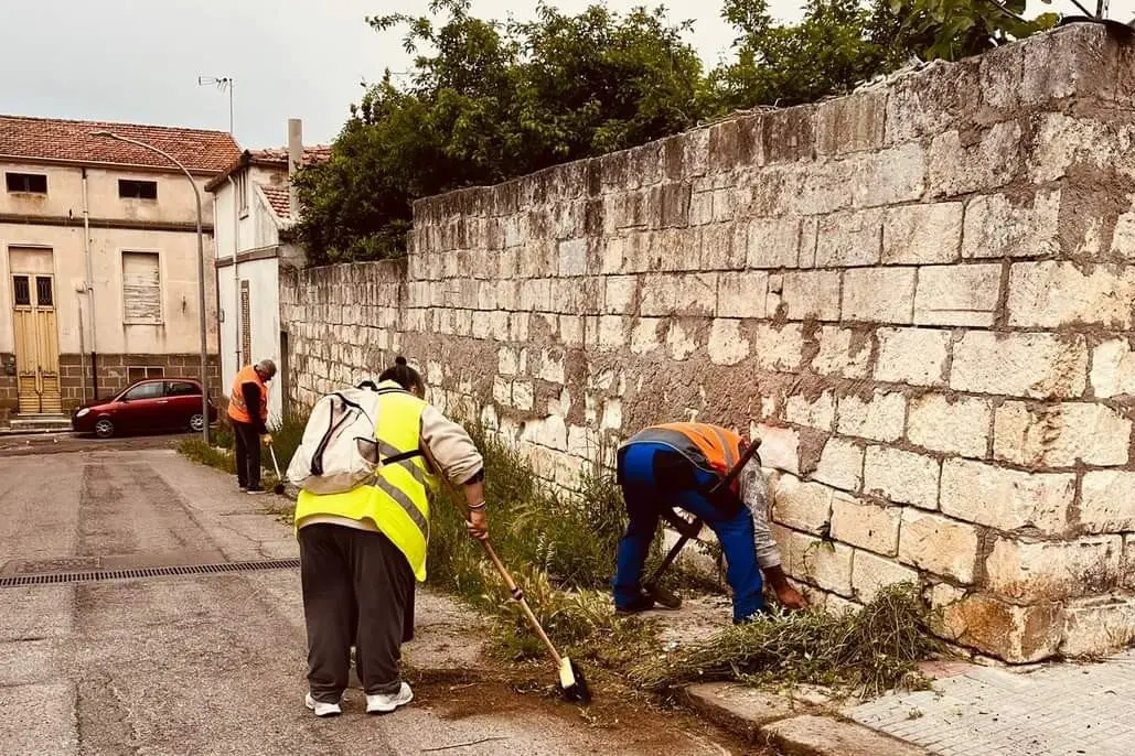 Pulizia strade cantiere Lavoras (foto Tellini)