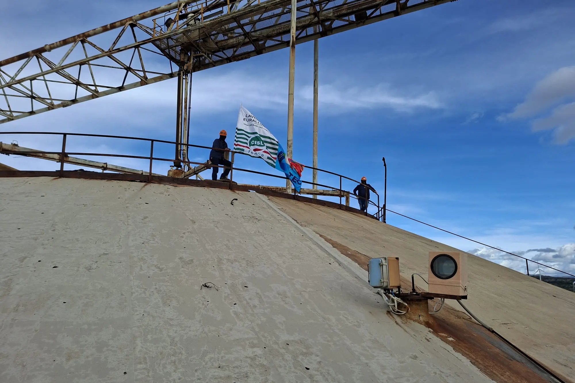Lavoratori Eurallumina sul silo della protesta