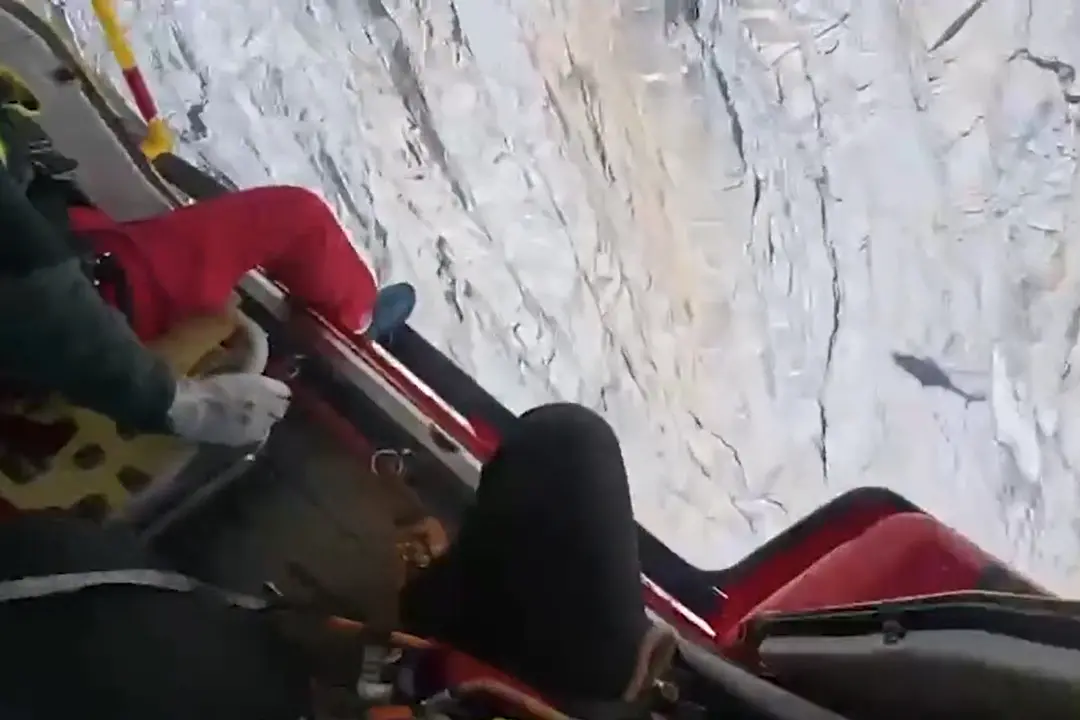 Monte Bianco, cordata di alpinisti colpita da sassi: un ferito