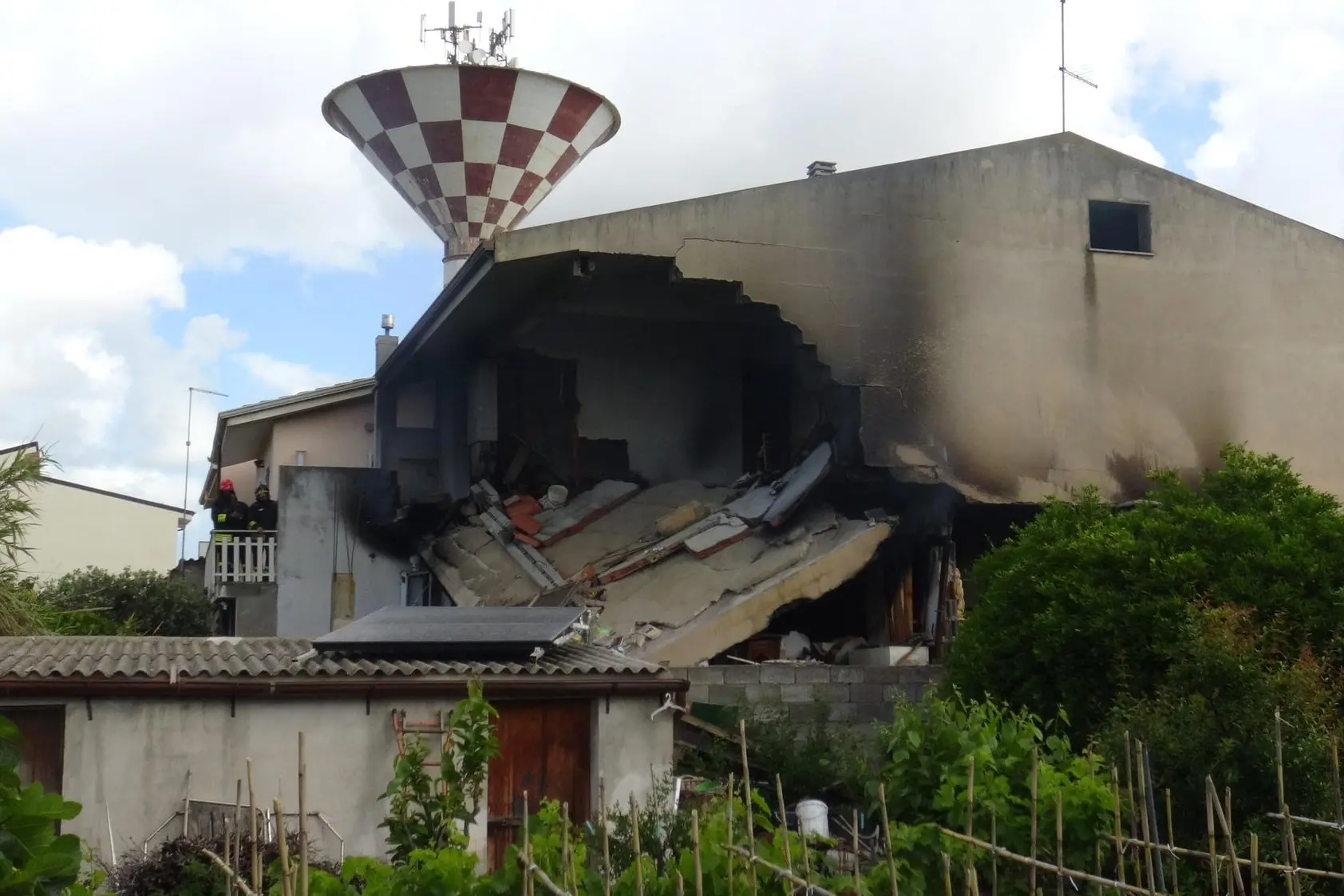 The building gutted by the explosion (L'Unione Sarda)