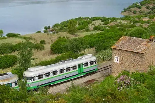 Il trenino verde transita davanti a un vecchio casello