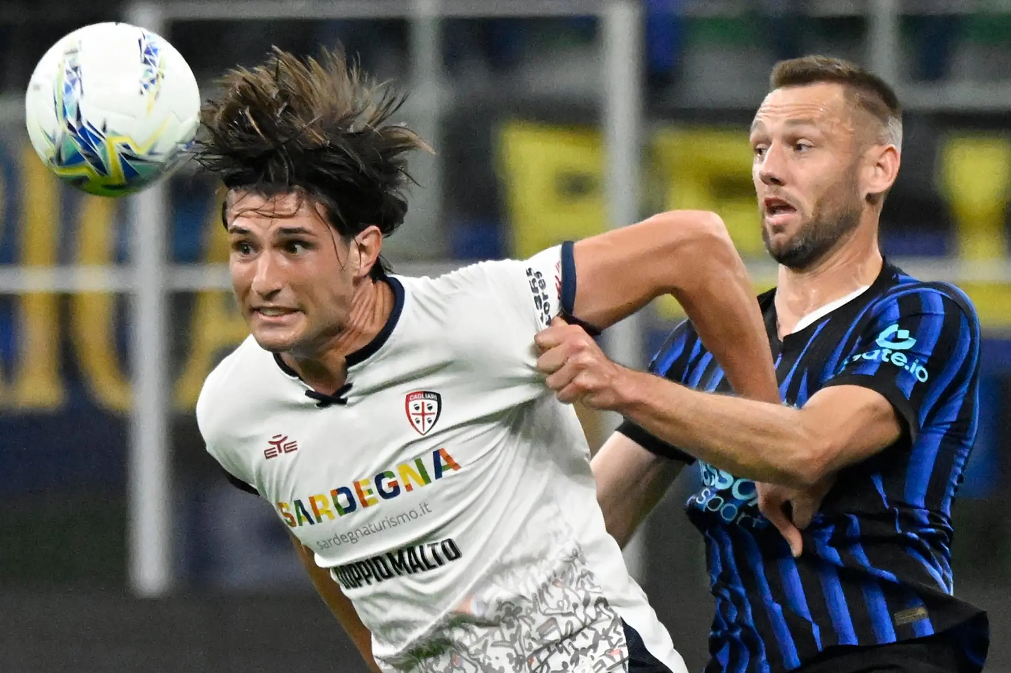 Gennaro Borrelli contrastato da Stefan de Vrij nel primo tempo di Inter-Cagliari (foto Ansa)