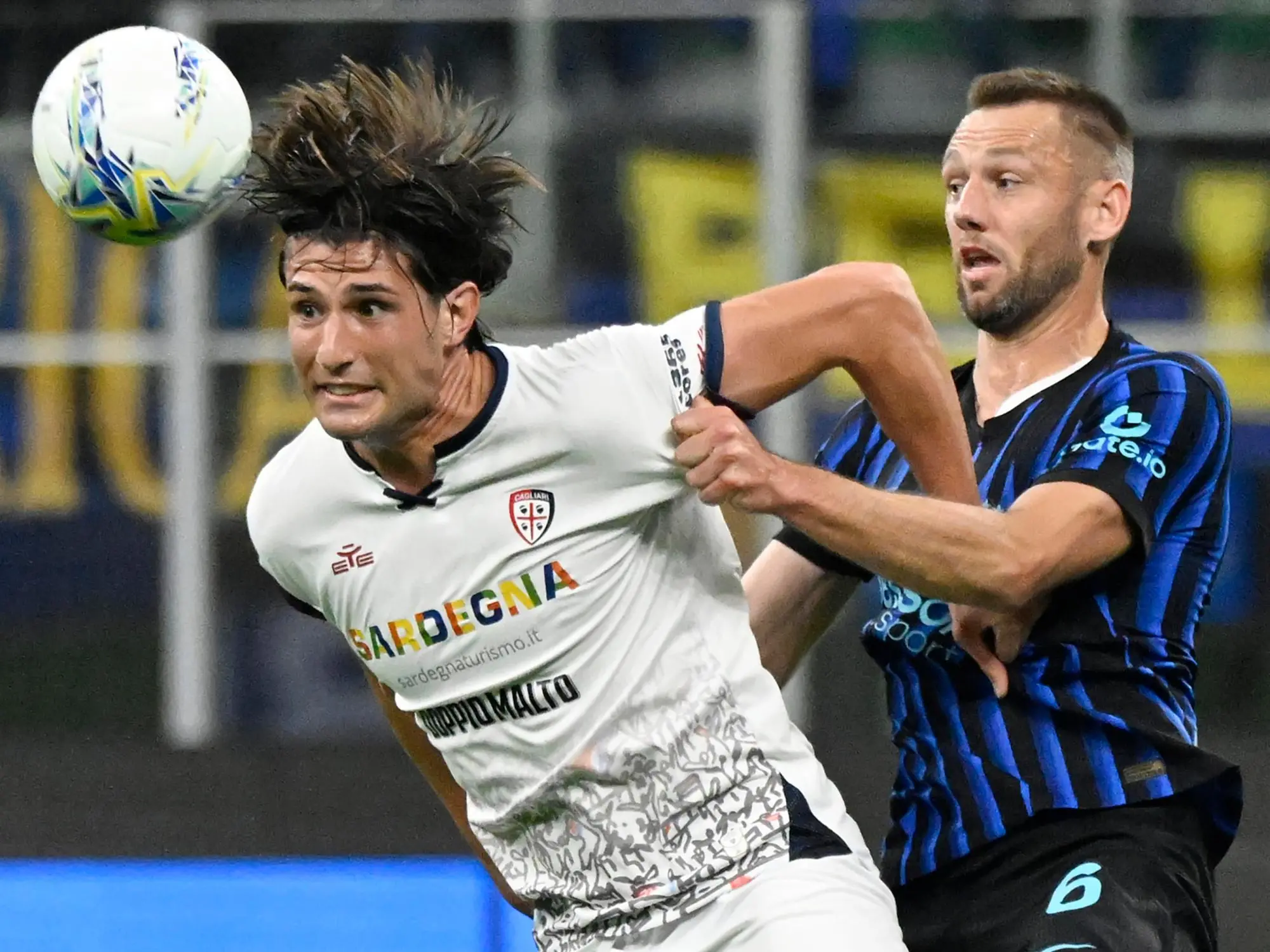 Gennaro Borrelli contrastato da Stefan de Vrij nel primo tempo di Inter-Cagliari (foto Ansa)