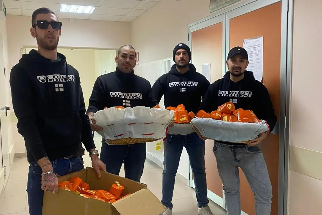 I tifosi dell'Olbia Calcio in visita al Giovanni Paolo II (foto concessa)