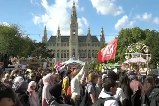 Vienna, in piazza contro il divieto del velo islamico a scuola