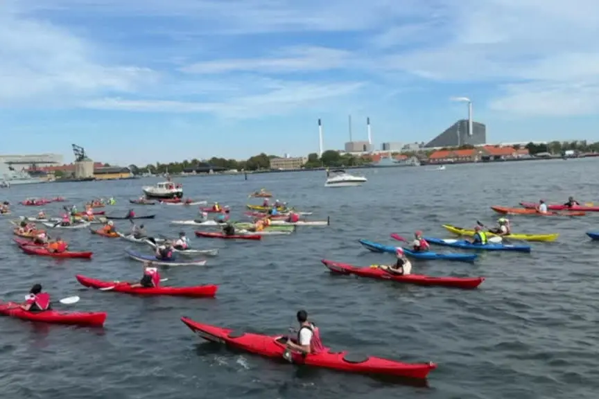 Parata di kayak a Copenaghen a sostegno della Groenlandia