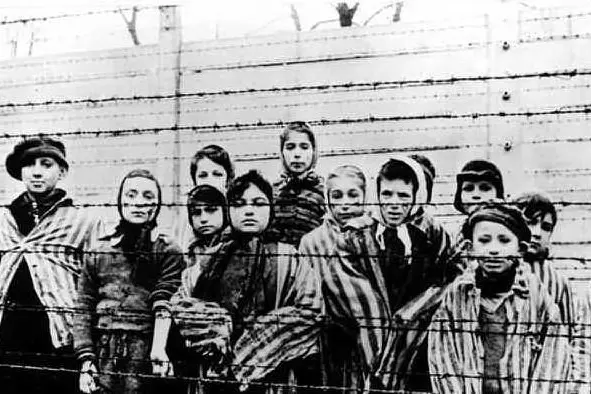 Prigionieri in un campo di concentramento
