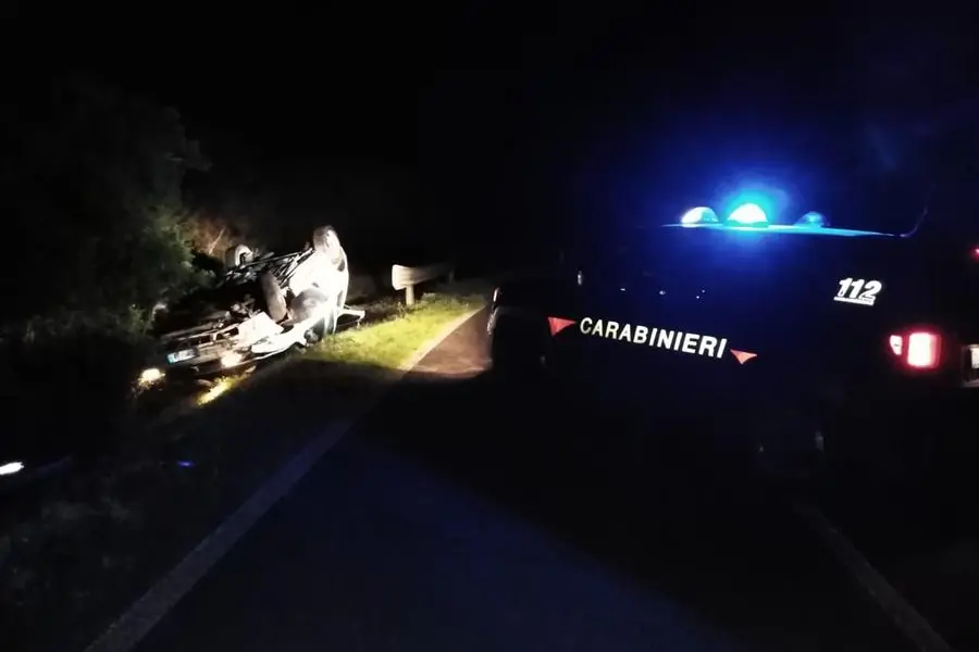 L'auto ribaltata (foto carabinieri)