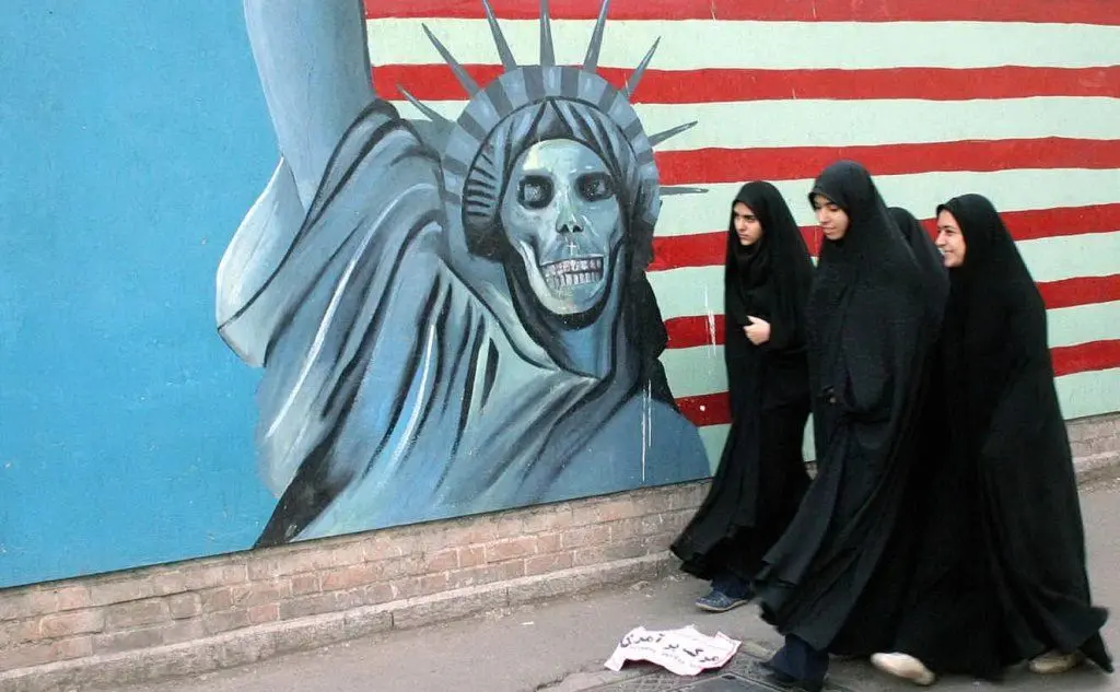 Gruppo di ragazze a Teheran. (Foto Ansa)