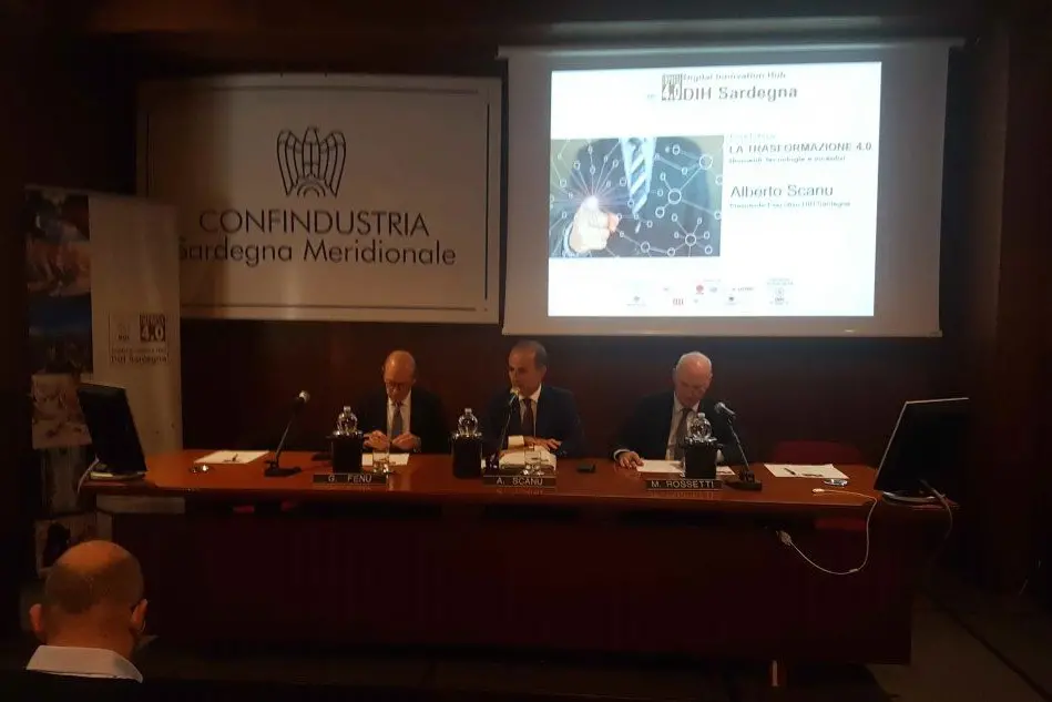 Da sx a dx: Gianni Fenu (università di Cagliari),\r Alberto Scanu (Confindustria Sardegna), Michele Rossetti (presidente Dih). (Foto Luca Mascia)