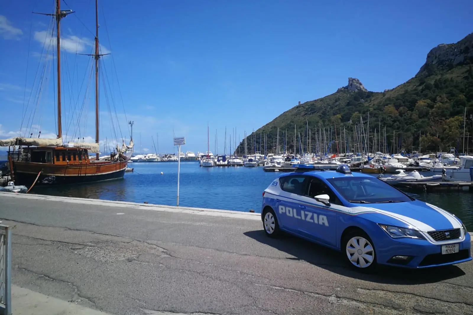 Volante della polizia a Marina Piccola