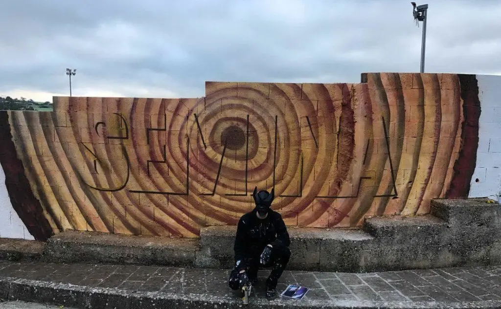L'artista Manu Invisibile