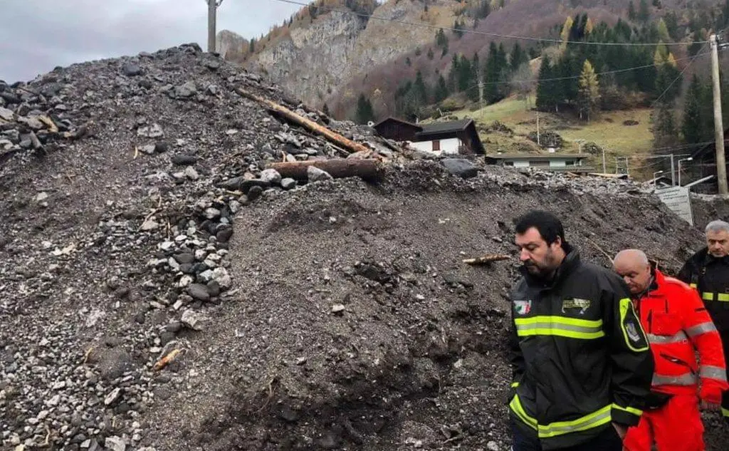Matteo Salvini durante il sopralluogo nelle zone devastate dal maltempo nel bellunese (Ansa)
