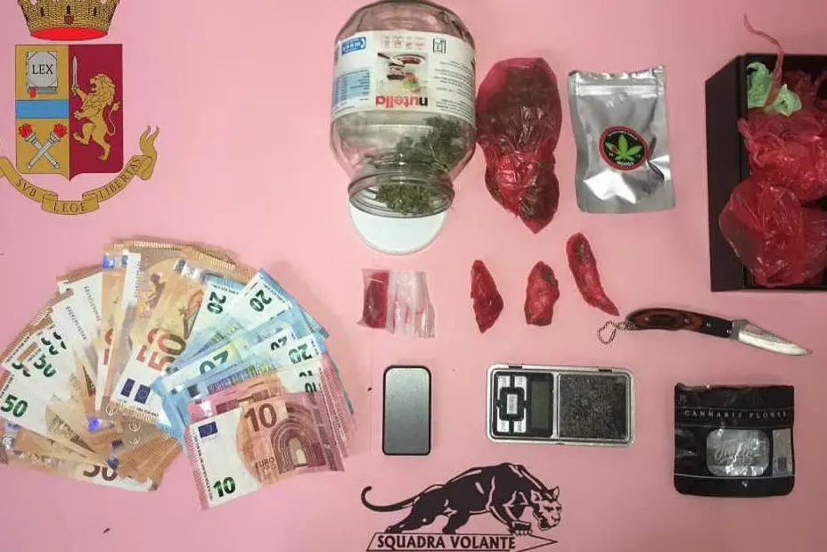 La droga e i soldi sequestrati