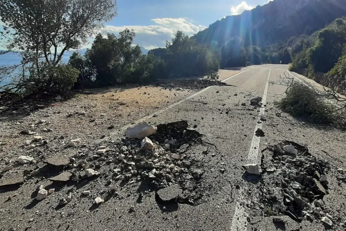 La strada per Cala Fuili distrutta dai massi