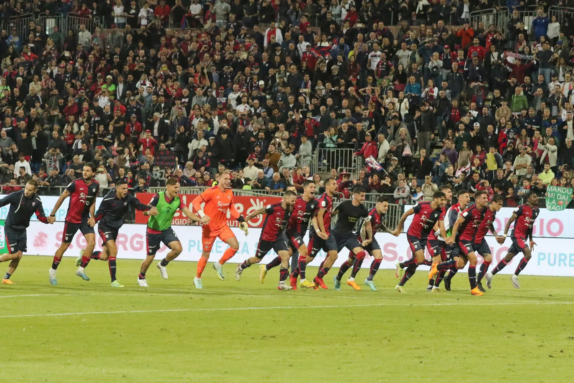 Il giocatori del Cagliari salutano i tifosi dopo una vittoria casalinga