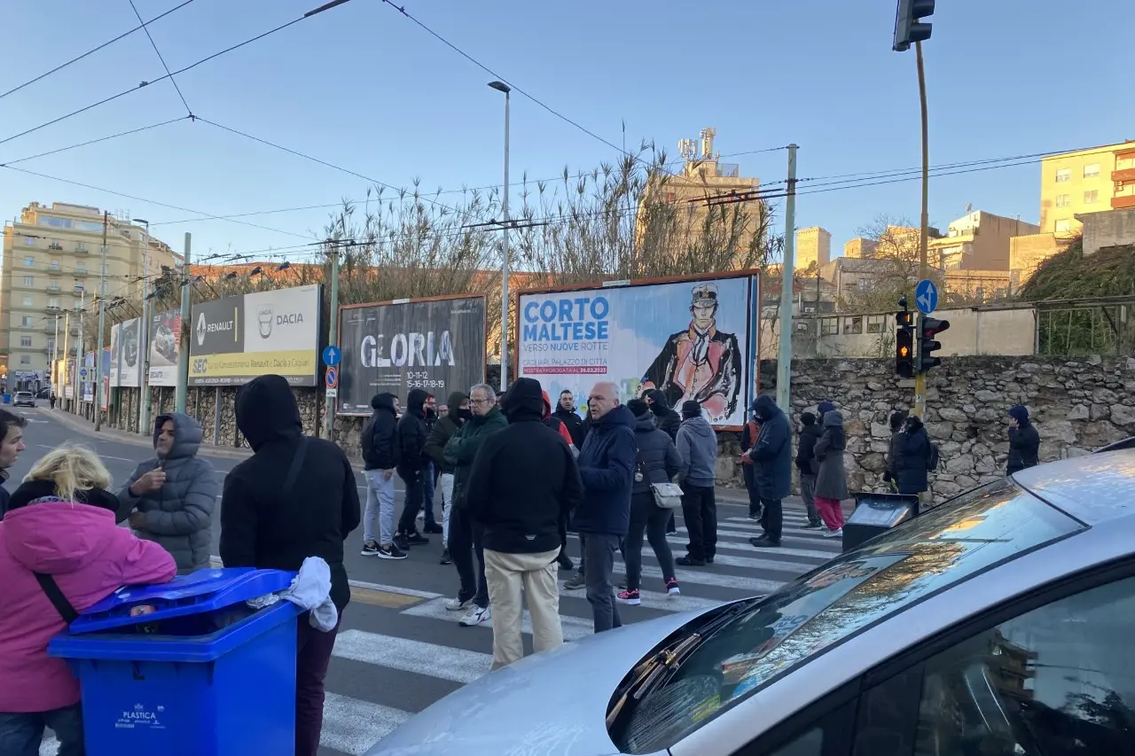 Il blocco di protesta in via Bacaredda, durante il caos al mercato