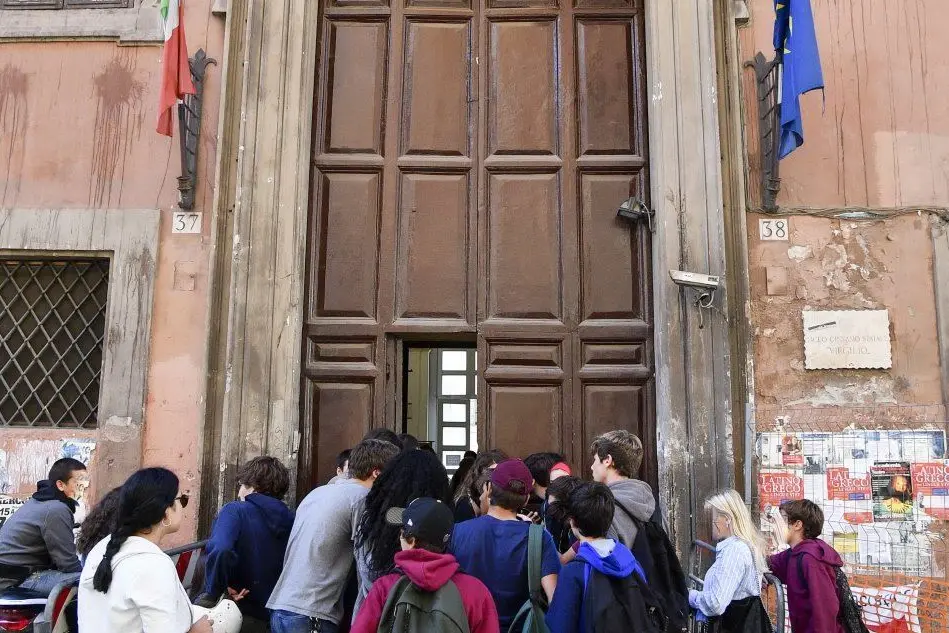Studenti davanti al liceo Virgilio di Roma