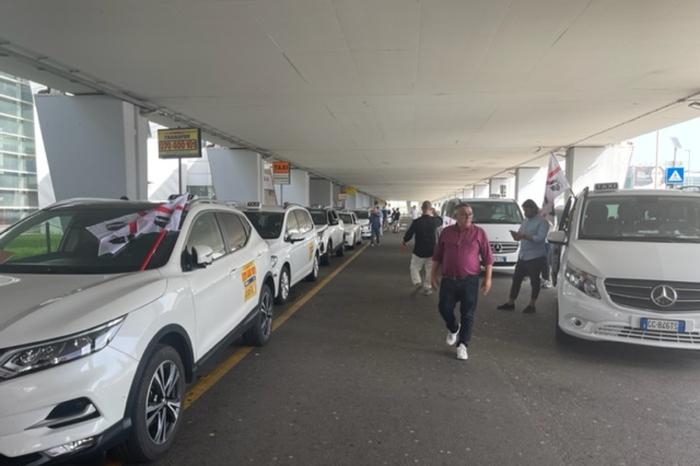 Taxistreik: Garnison am Flughafen von Cagliari, dann Prozession
