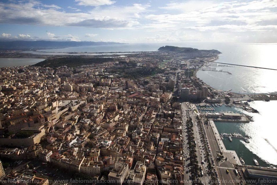 Un'immagine di Cagliari dall'aereo