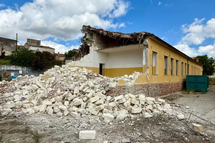 La demolizione della scuola (foto concessa)