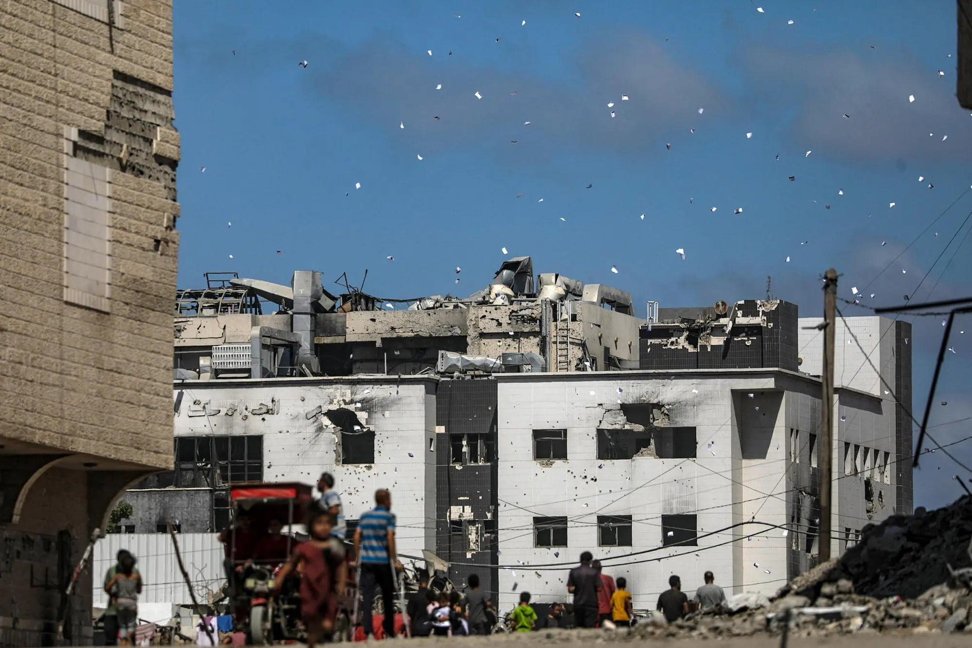 epa12416623 Leaflets dropped by the Israeli army above Al Shifa Hospital warn people in Gaza during an Israeli military operation in Gaza City, Gaza Strip, 30 September 2025. More than 66,000 Palestinians have been killed in the Gaza Strip since October 2023, according to the Palestinian Ministry of Health, and about 1,200 Israelis have been killed since the launch of an Israeli military campaign in response to a cross-border attack by Hamas on 07 October 2023. EPA/MOHAMMED SABER