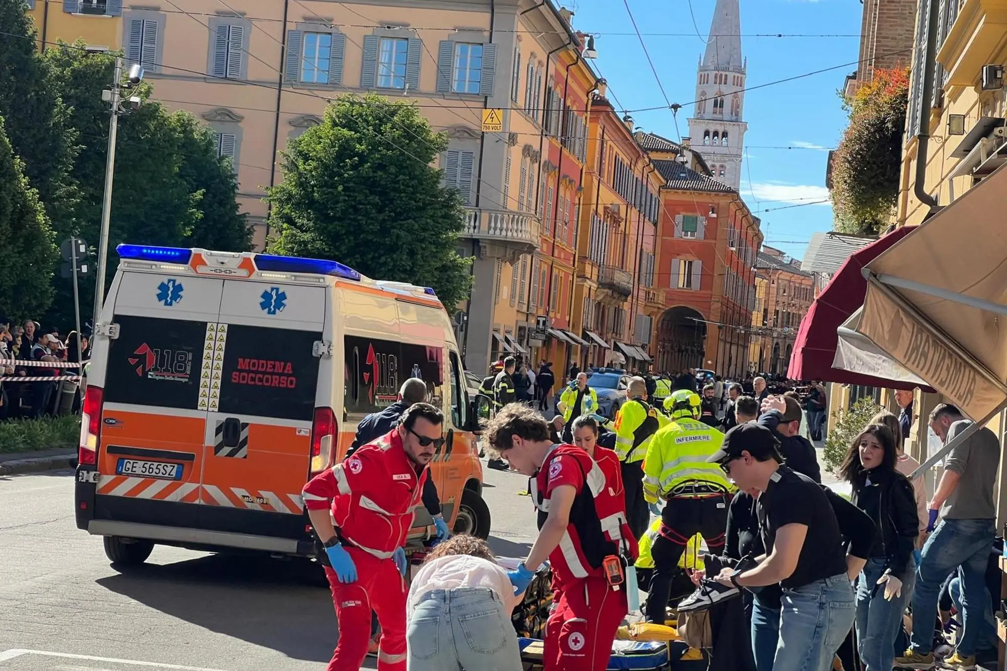 I soccorsi a Modena (foto Ansa)