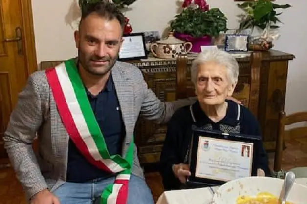 Il sindaco Luca Ruzzu con zia Anna Rita Ruzzu (foto concessa)