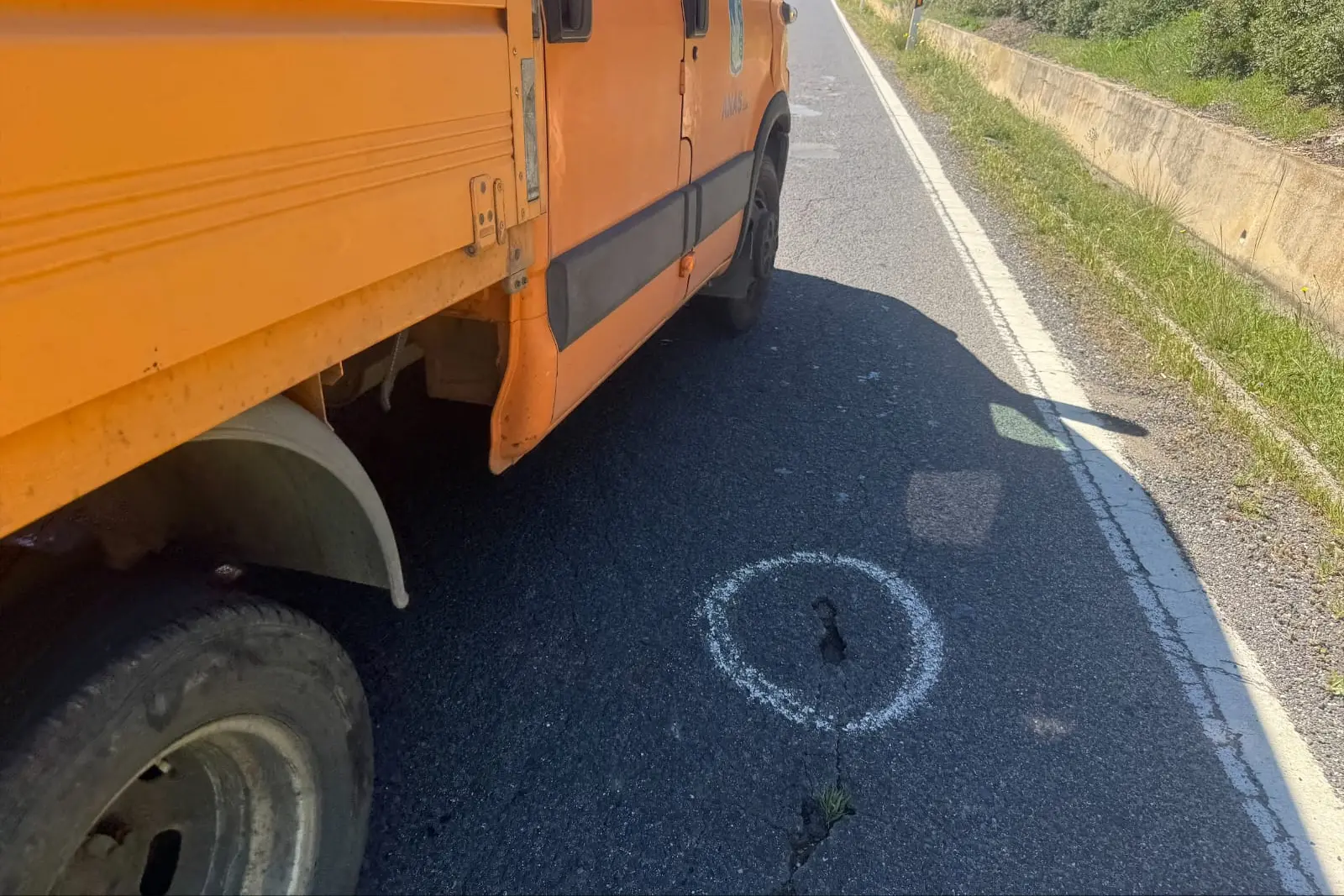 Una crepa nell'asfalto sistemata da Anas