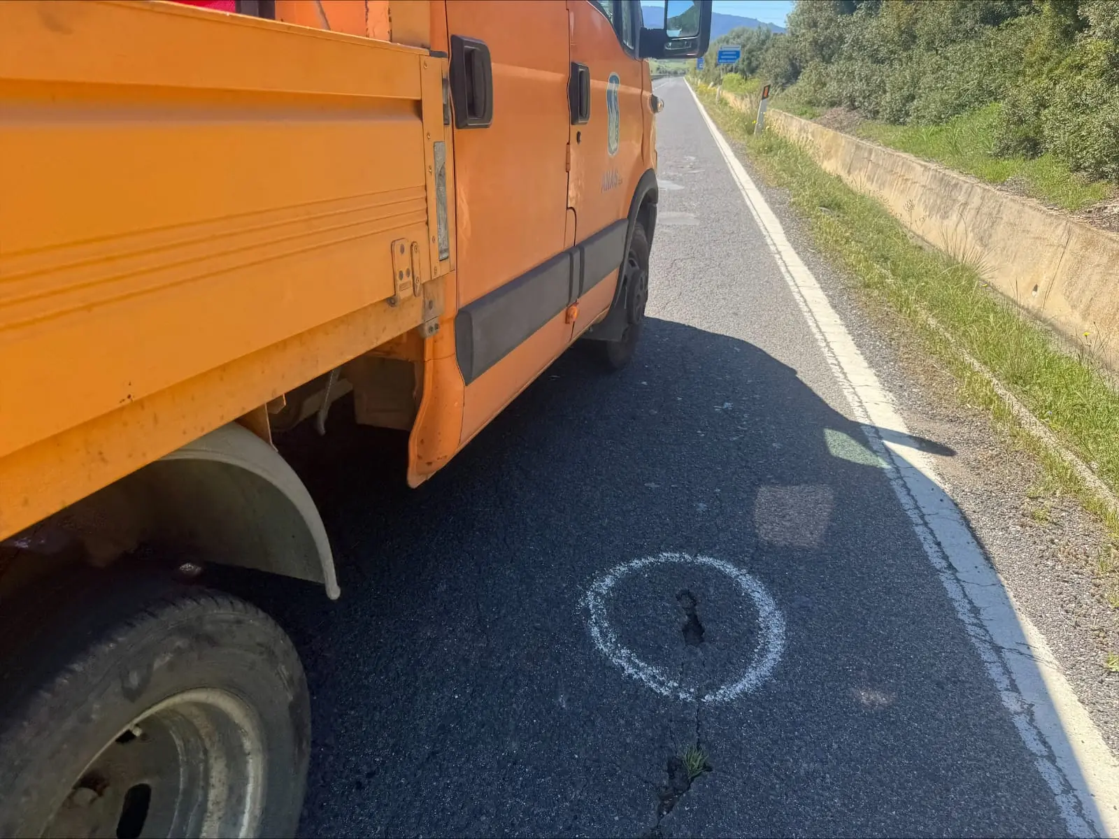 Sopralluogo sulla 131 Dcn: caccia alla causa della “strage di gomme” di Pasquetta Una crepa nell'asfalto sistemata da Anas