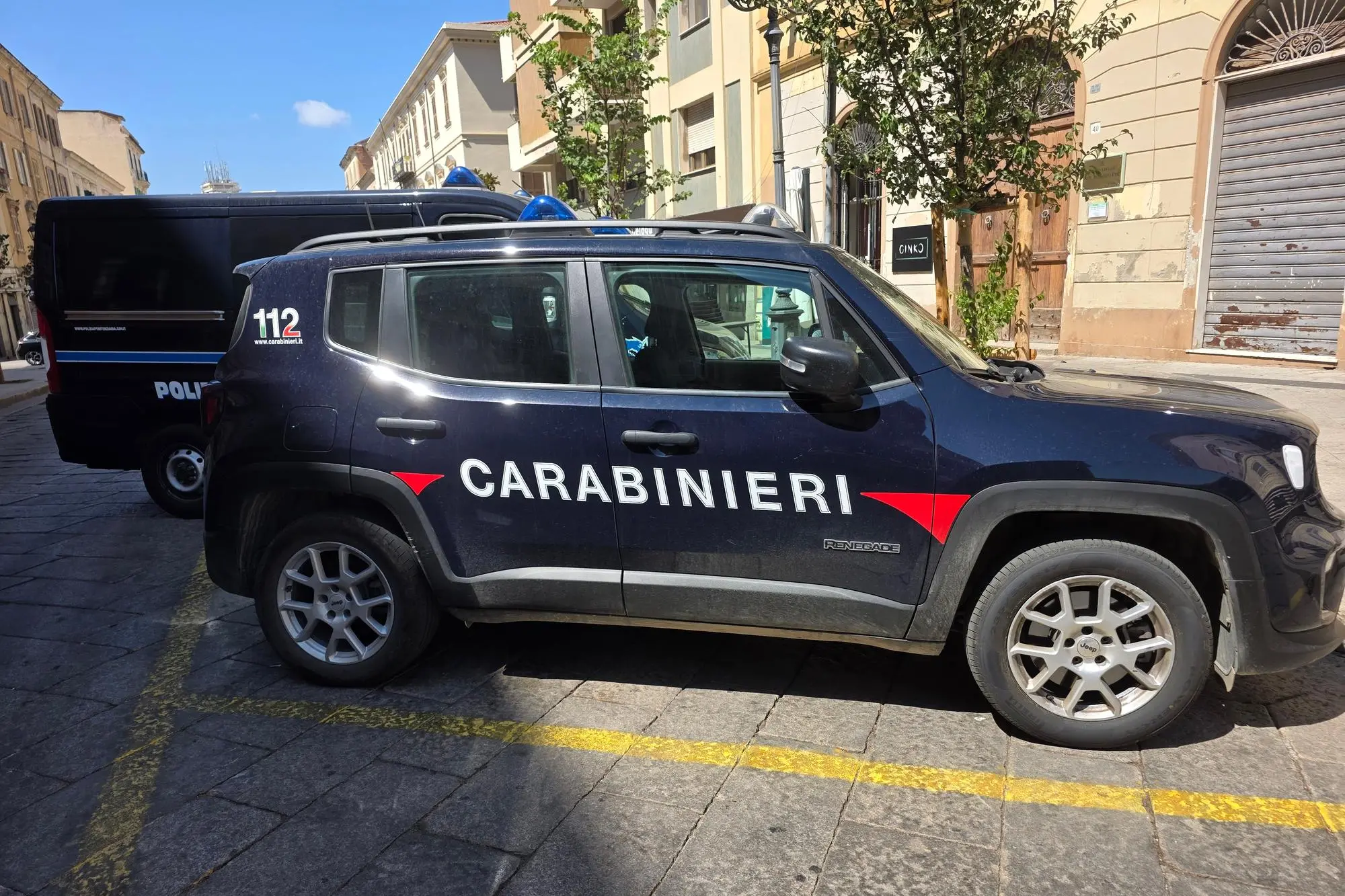 Carabinieri davanti al tribunale