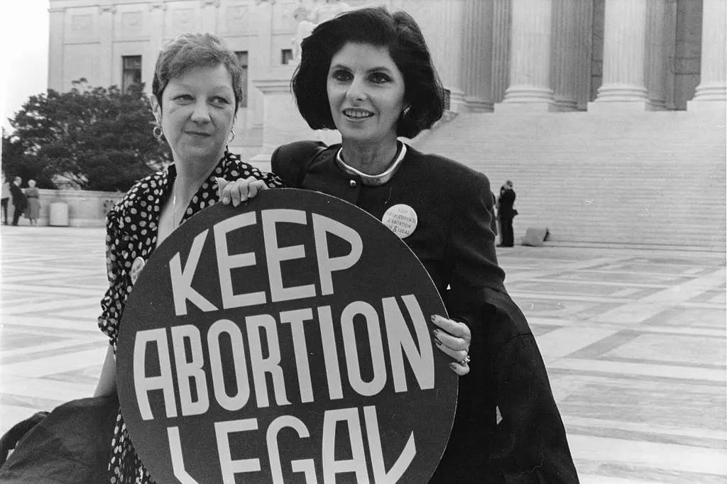 Norma McCorvey e l'avvocata Gloria Allred nel 1989 davanti alla sede della Corte Suprema (foto di Lorie Shaull da Wikipedia)