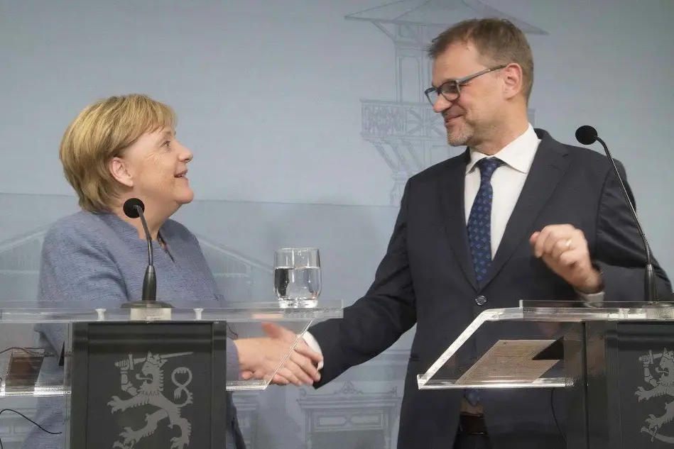 La cancelliera Angela Merkel durante il congresso del Ppe con il premier finlandese Juha Sipila (Ansa)