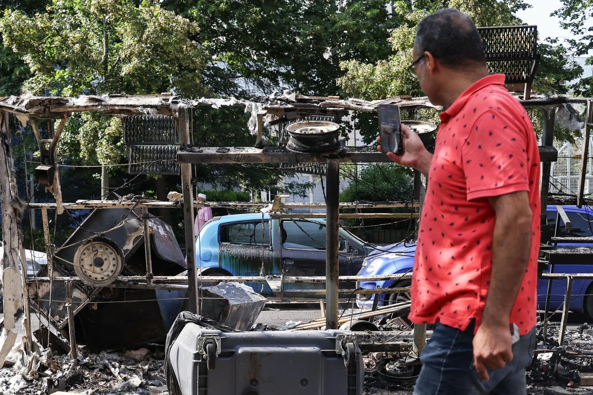 Auto bruciate dopo le proteste a Nanterre (Ansa)