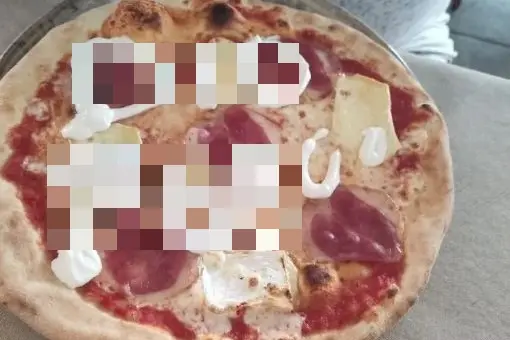La pizza "incriminata" (foto dai social)