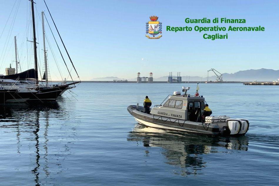 Cagliari, sequestrate 10 barche con finta bandiera olandese