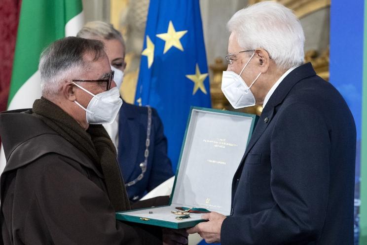 Mattarella consegna le onorificenze al merito della Repubblica: c’è anche padre Salvatore Morittu