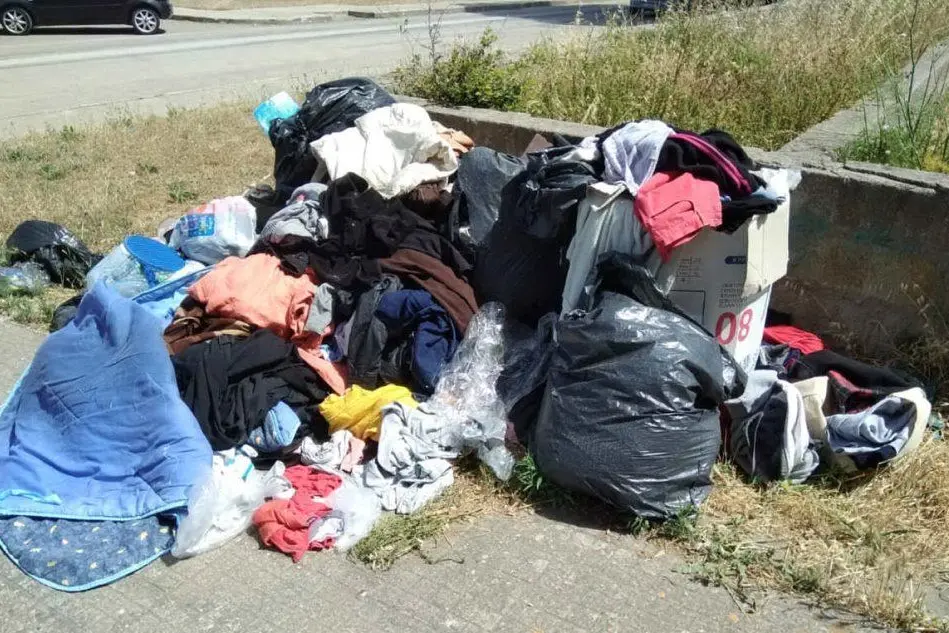 I rifiuti abbandonati (foto Comune di Porto Torres)