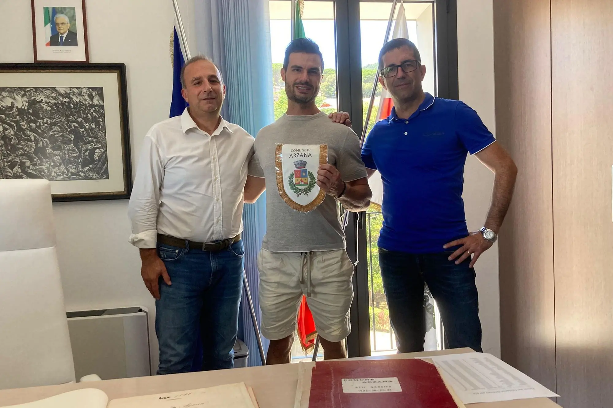 Chris Mirabile con gli amministratori di Arzana Angelo Stochino e Fabrizio Deiana